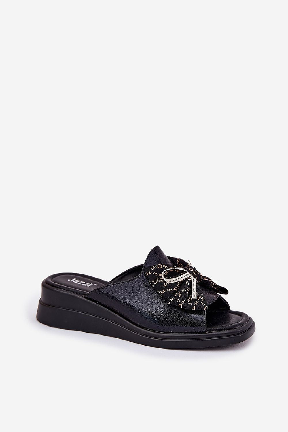 Clacquettes model 211953 Step in style