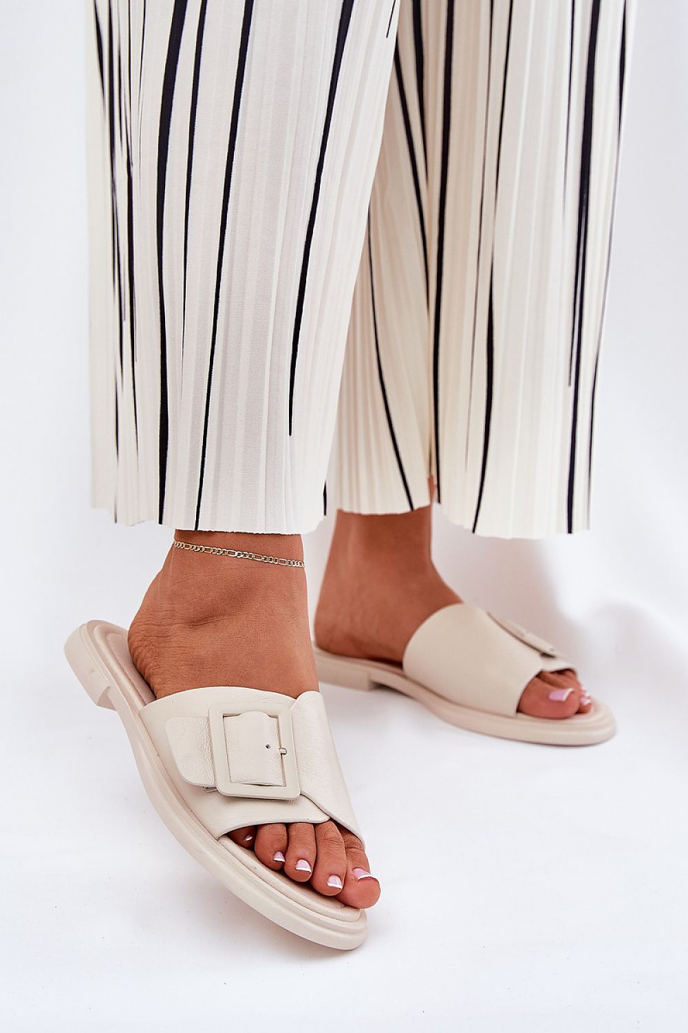 Clacquettes model 211959 Step in style