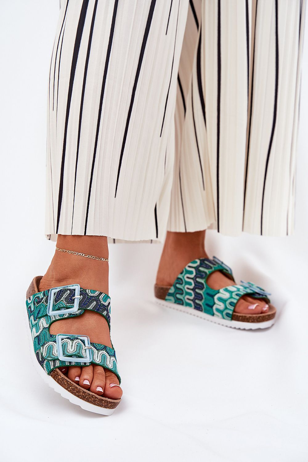 Clacquettes model 211960 Step in style