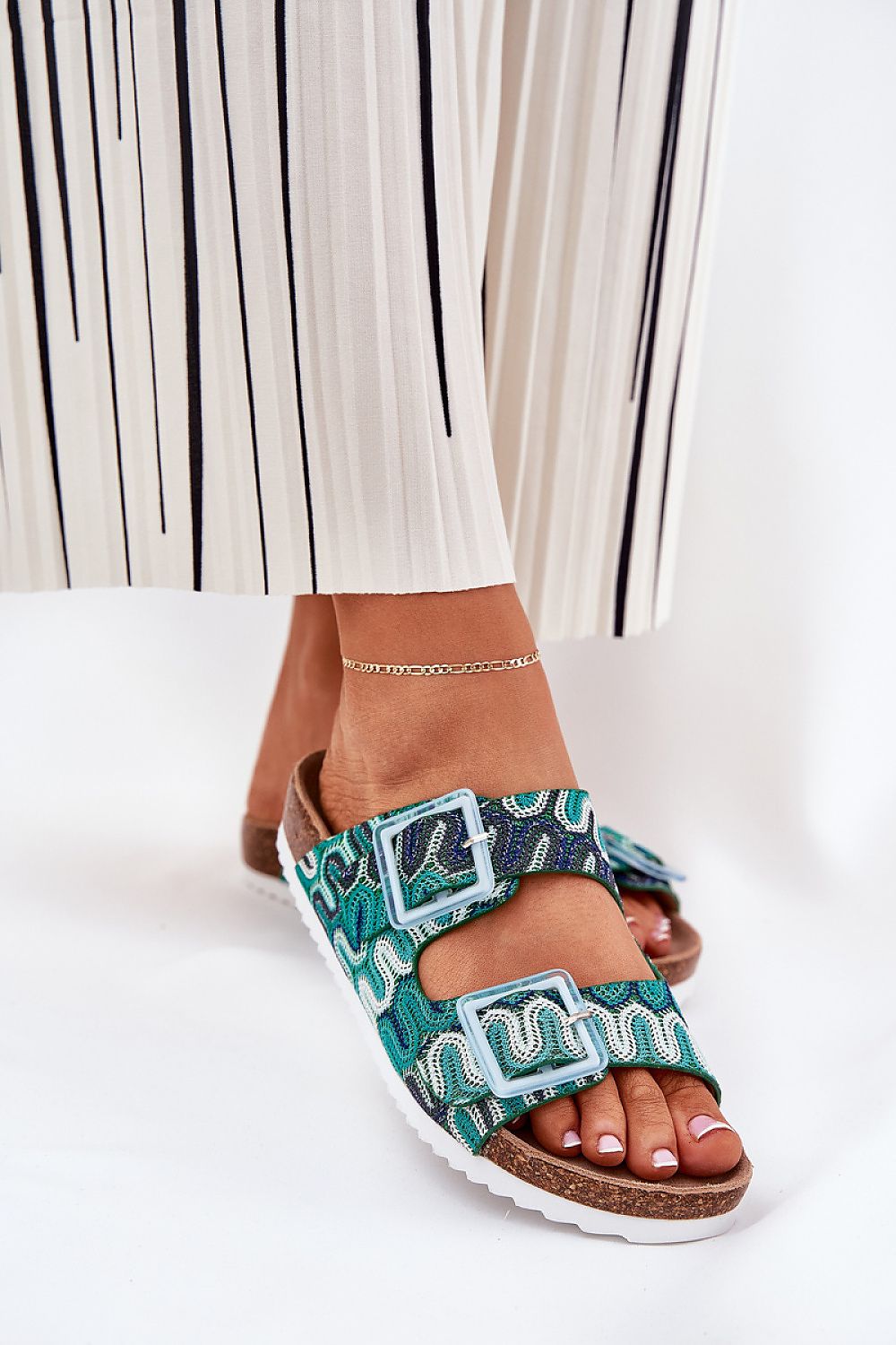 Clacquettes model 211960 Step in style