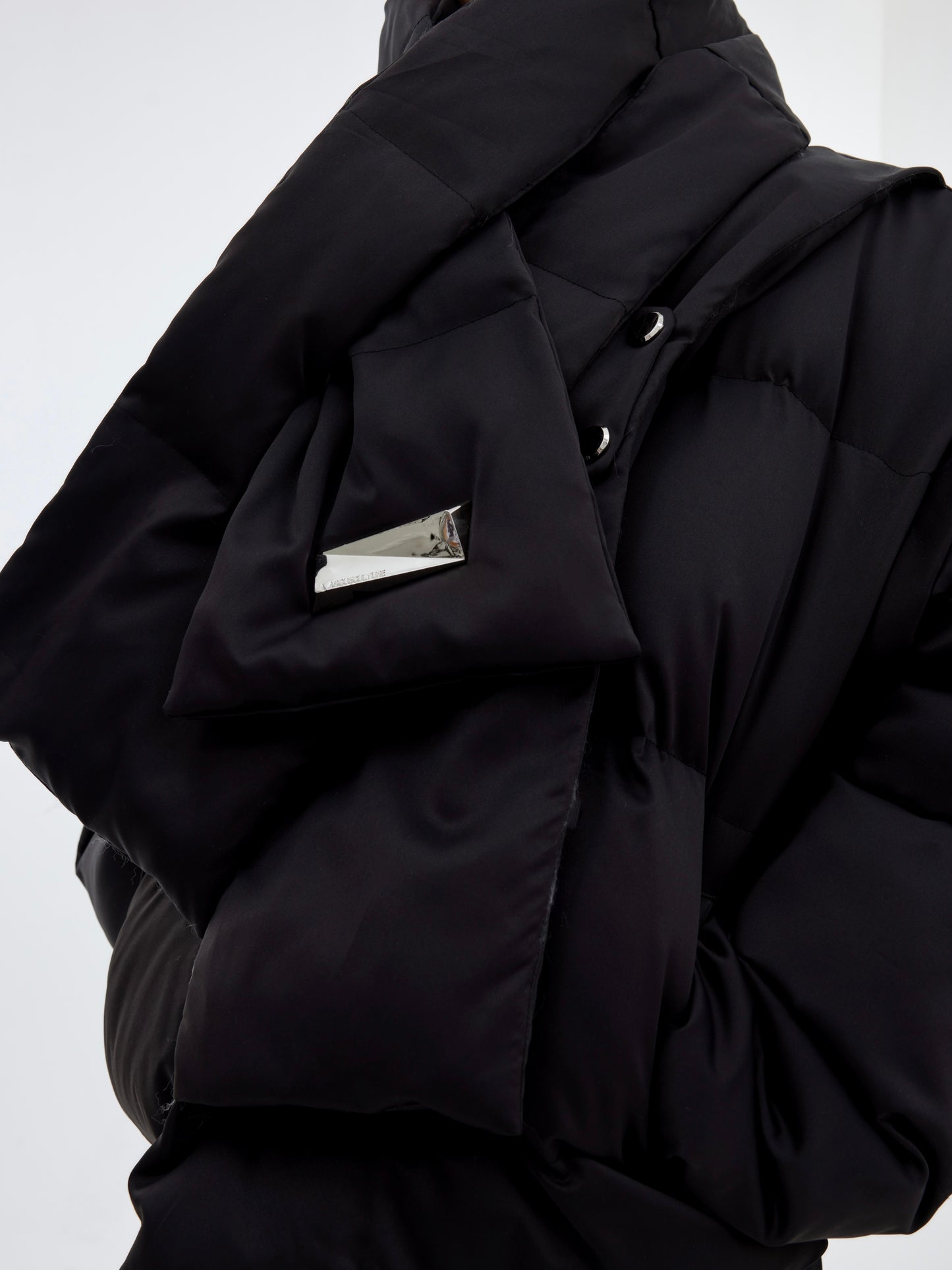 Doudoune homme courte et épaisse en duvet de canard blanc, col montant et écharpe intégrée