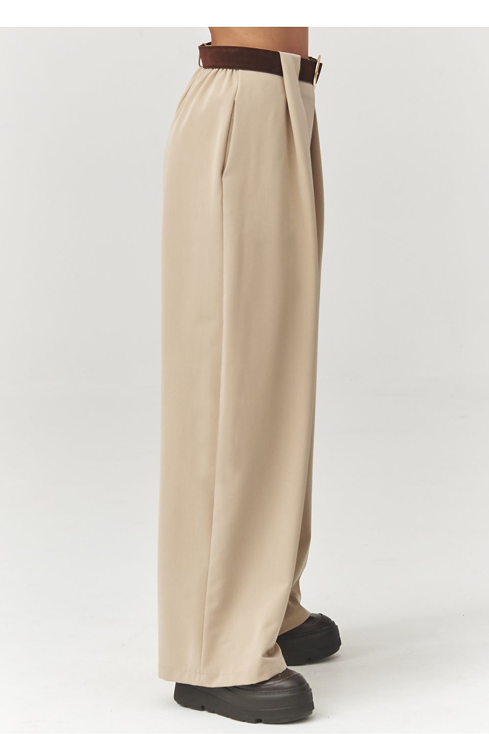  Pantalon femme model 223365 Makadamia 